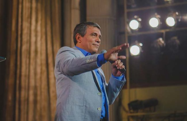 Episkop-iz-Panamy-uchil-o-razvitii-pomazaniya-v-Cerkvi-i-prorochestvoval