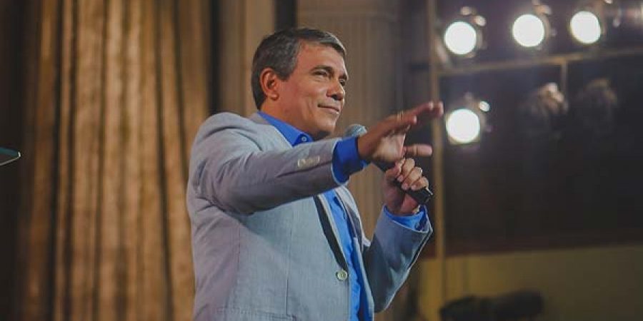 Episkop-iz-Panamy-uchil-o-razvitii-pomazaniya-v-Cerkvi-i-prorochestvoval